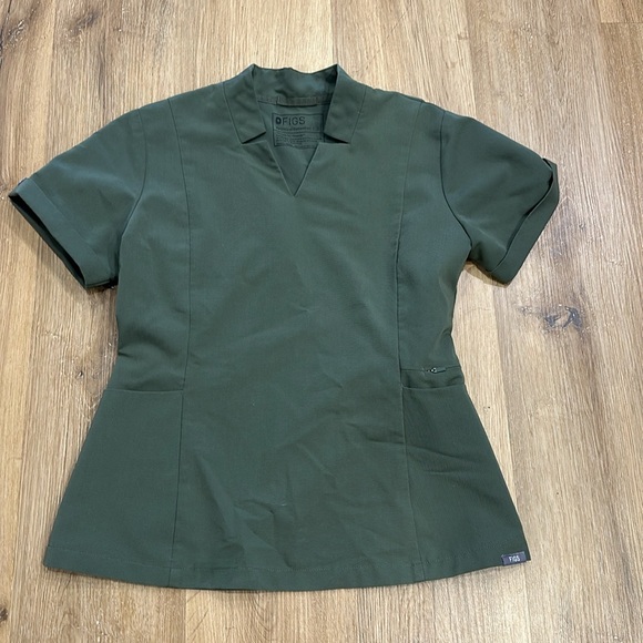 Figs XS Moss top AND figs S "v" neck top AND figs bottom - Picture 10 of 11